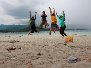 Seru-seruan di Pantai Mutun dan Pulau Tangkil