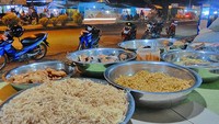Salah satu sudut Kota Serui. Jajanan malam mewarnai seluruh penjuru kota.