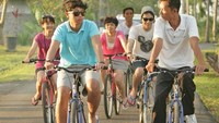 Bersepeda menuju pantai terbengkalai