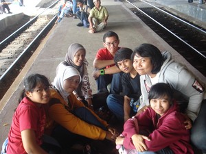 Serunya Mengelilingi Sejarah Menggunakan Komuter