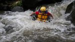 Serunya Tubing di Sungai Krekep