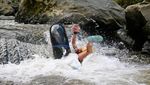 Serunya Tubing di Sungai Krekep