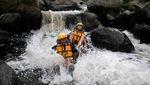 Serunya Tubing di Sungai Krekep