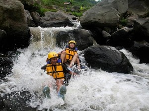 Serunya Tubing di Sungai Krekep