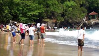 Suasana Pantai Karang Bolong