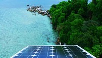 Panel tenaga surya terletak diatas menara untuk menyuplai listrik mercusuar.