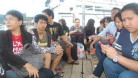 wisatawan dari jakarta yang menuju ke Wisma Apung bersama kami.