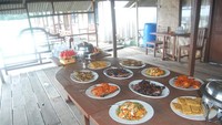 Sambutan makan Siang untuk kami di Wisma Apung Jaya