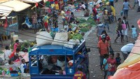 Pasar Sanggeng yang berbatasan langsung dengan Teluk Doreri