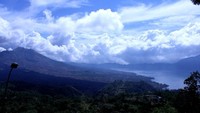 Hijaunya pepohonan pada gunung Batur dan birunya air danau Batur yang begitu menawan