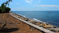 Foto Pantai Air Sanih diambil dari sebuah warung makan di pinggir pantai