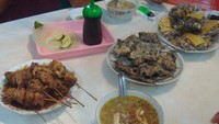 Aneka macam Sate untuk menambah lezatnya menikmati Soto Pak Denuh