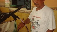 Pak Taram sedang meracik soto kudus untuk kami