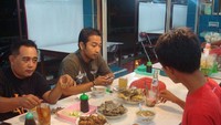 Pengunjung Soto Pak Denuh ramai saat jam makan