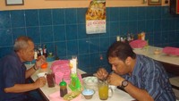 Pengunjung Soto Pak Denuh ramai saat jam makan