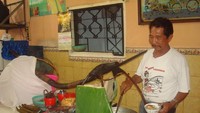 Soto Kudus diracik di pikulan