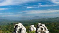 Panorama indah Stone Garden dengan background bukit