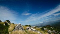 Hamparan batu megalitik di atas bukit
