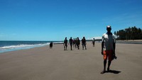 Para penduduk yang berhamburan di tepi pantai saat kami tiba.