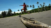 Seorang anak bermain melompati kole-kole di Pantai Kekwa.