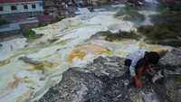 Fernando dan susana sumber mata air dilihat dari batu karang
