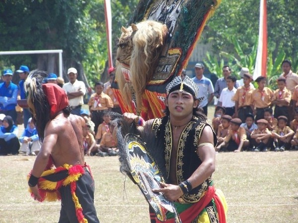 Kesenian barongan di pentaskan di sebuah kegiatan di Blora Jawa Tengah