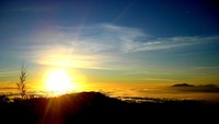 Sang Surya muncul di ufuk Timur di atas Gunung Bromo
