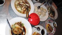 Mulai dari Pempek Kapal Selam, Pempek Adaan, Pempek Lenjeran, Lenggang Panggang, Pempek Panggang, sampai Tekwan, Model pun kami pesan di Rumah Makan Pempek Saga.