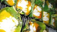 Lenggang Panggang. Bahan utamanya adalah pempek yang dicampur dengan telur.