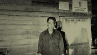 Pak Anwar dan rumahnya yang dibangun di tanah dua negara, Indonesia dan Malaysia.