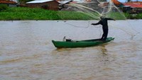 Musi, berbagai sisi kehidupan bisa anda temukan di atas sungai ini.