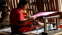Seorang Ibu dan Alat Tenun Tradisonal Suku Mandar