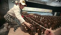 Menyiapkan patung coklat (whatsonxiamen.com)