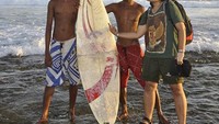 bersama dua peselancar setempat, yang gagah siap mengajariku