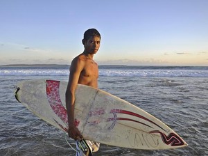 Tantangan Berselancar di Pantai Nemberala