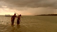 Yos sedang beraksi mencari ikan dengan tombaknya