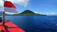 Aku Cinta Indonesia dengan background Pulau Maitara