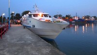 KM. Express Bahari di Pelabuhan Tanjung Pandan