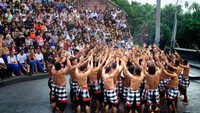 Puluhan penari kecak membuka pertunjukan