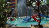 Mandi bola di kolam