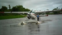 Pesawat MAF landing di atas Sungai Dairamn