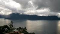 Danau Maninjau dengan kabut di atasnya