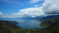 Danau Toba dilihat dari kawasan wisata Air Terjun Sipiso-Piso