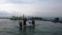 Berenang di atas awan