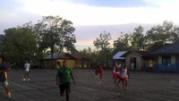Berlari mengejar bola