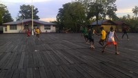 Lapangan bola, juga halaman sekolah