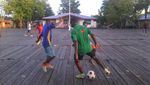 Umpan-umpan Pendek Pemain Sepak Bola Agats