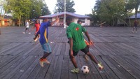 Bermain bola di atas lapangan papan Agats, pertunjukan menarik karya kreativitas anak negeri