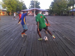 Umpan-umpan Pendek Pemain Sepak Bola Agats