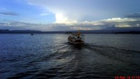 Hanya dengan perahu kecil, kita bisa menikmati keluasan waduknya dan singgah di rumah makan terapung